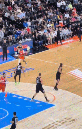 有攻有传！小德里克·琼斯先是突破上篮再妙传祖巴茨暴扣！